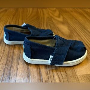 ⭐️2/$12 5T TOMS Alpargata classic slip on shoes in navy blue for toddler/baby